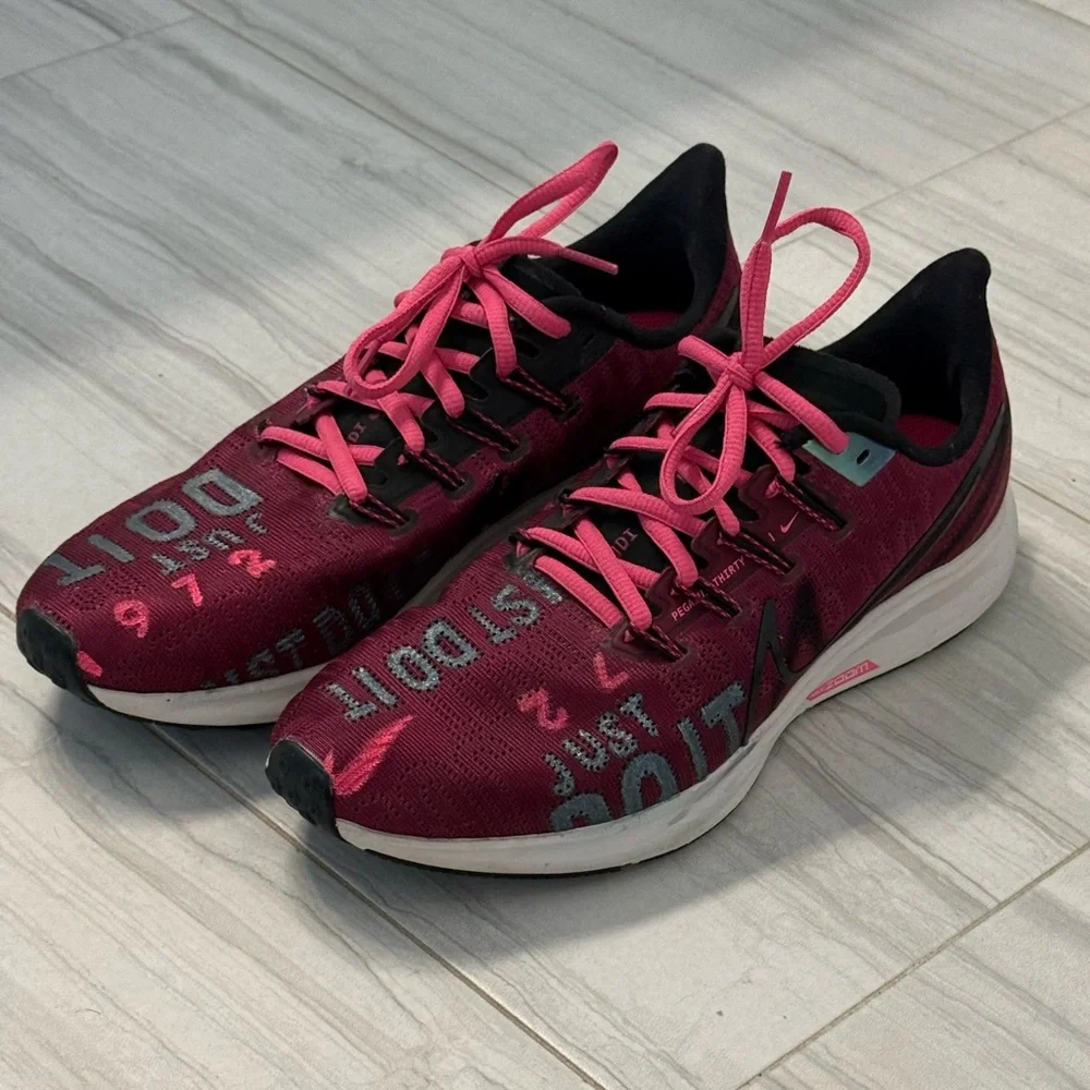 NIKE PEGASUS ZOOM RUNNING SNEAKERS  SZ 9M Sneakers. Cranberry/Blk
